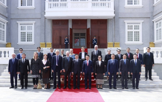 President Welcomes Delegation from High-Level Round Table Meeting